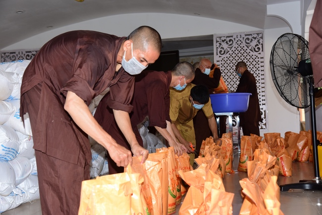 Chùa Hoằng Pháp: Tiếp tục hỗ trợ người dân khó khăn trong đại dịch Covid (đợt 8)